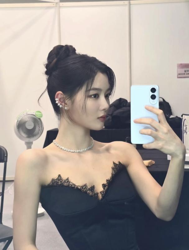 Kim Yoo Jung thật sự đã mang Baek Ah Jin ra đời thực- Ảnh 4.