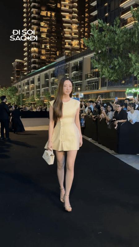Lương Thùy Linh khoe cặp "kiếm Nhật" 1m22 trên thảm đen, nhan sắc qua camera thường lần này thế nào?- Ảnh 2.