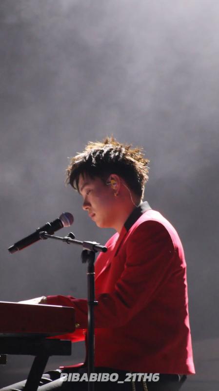 Dương Domic quỳ gối lạy fan- Ảnh 1.