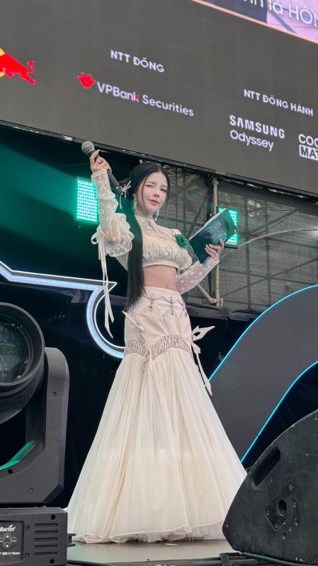 MC sự kiện T1 đến Việt Nam xuất hiện với visual cuốn hút, một bức ảnh khiến dân mạng khen tấm tắc- Ảnh 2.