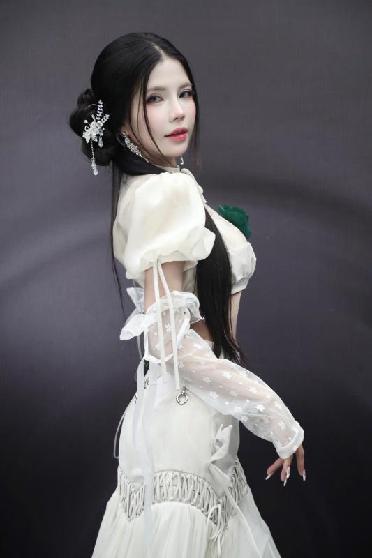 MC sự kiện T1 đến Việt Nam xuất hiện với visual cuốn hút, một bức ảnh khiến dân mạng khen tấm tắc- Ảnh 4.