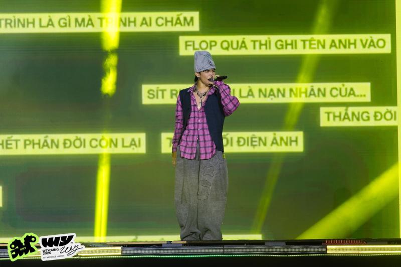 Bùng nổ sân khấu WeYoung 2025 với loạt trend hot nhất TikTok: Jaysonlei ghi điểm, nhạc cứ lên là “quẩy”- Ảnh 2.