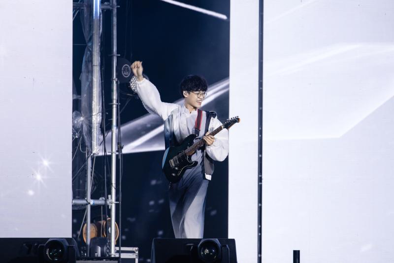 Em Xinh Chi Xê đẹp như nàng thơ, The Flob đốt cháy sân khấu WeYoung 2025 bằng năng lượng điên đảo- Ảnh 4.