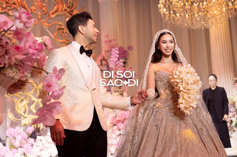 Chiều vợ số 2 không ai số 1: Phillip Nguyễn liên tục chăm sóc Linh Rin, kè kè nắm tay nhau không rời nửa bước- Ảnh 3.