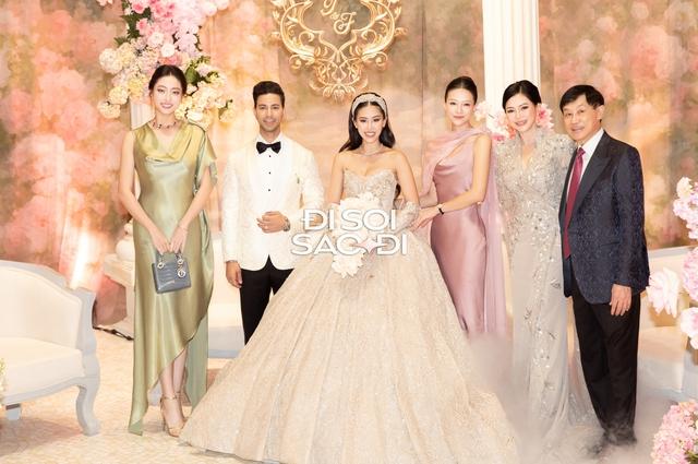 Chiều vợ số 2 không ai số 1: Phillip Nguyễn liên tục chăm sóc Linh Rin, kè kè nắm tay nhau không rời nửa bước- Ảnh 4.