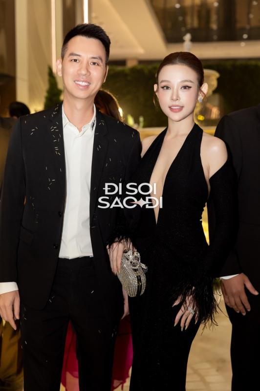 Chiều vợ số 2 không ai số 1: Phillip Nguyễn liên tục chăm sóc Linh Rin, kè kè nắm tay nhau không rời nửa bước- Ảnh 8.