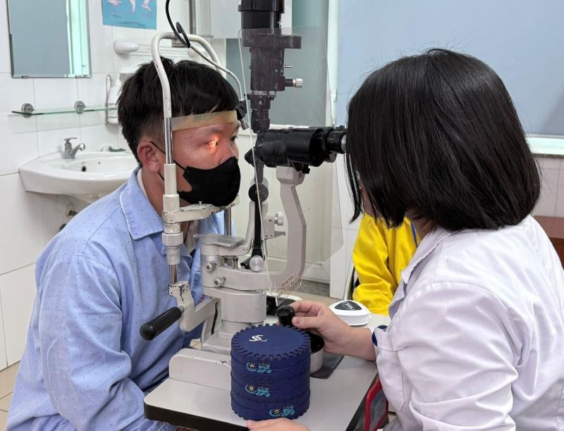 Nam thanh niên bị liệt mắt vì hội chứng di truyền ‘xưa nay hiếm’- Ảnh 1.