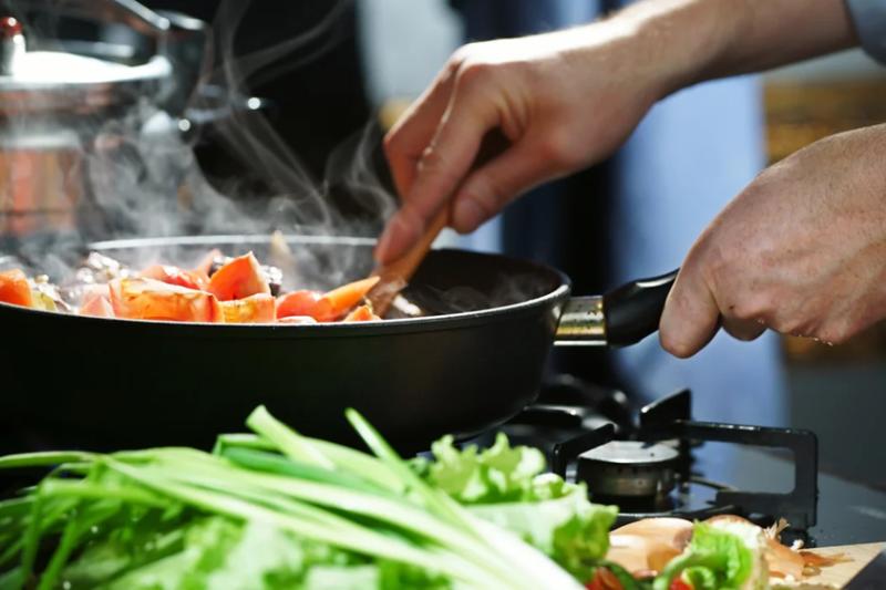 Dùng chảo sai cách, người phụ nữ mắc ung thư gan vì cơ thể chứa đầy “hóa chất vĩnh cửu”- Ảnh 1.