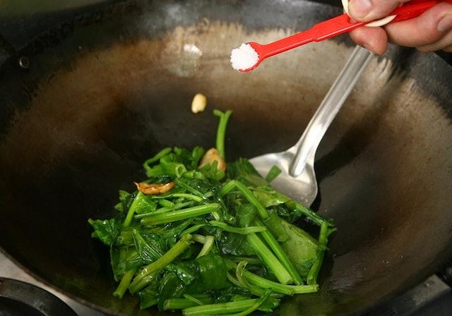 Lúc nào cho muối khi nấu ăn là chuẩn?- Ảnh 2.