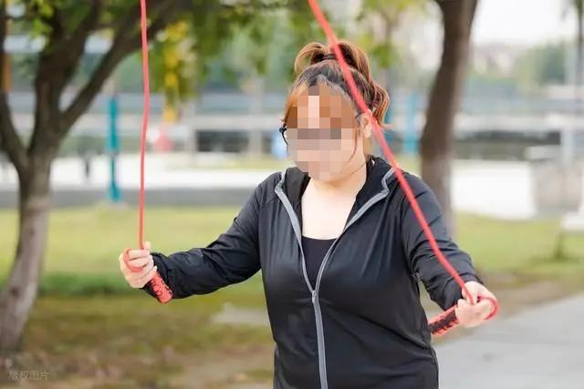Nhảy dây 3.000 lần mỗi ngày trong một tháng, một chuyện khủng khiếp đã xảy ra với nữ sinh 15 tuổi- Ảnh 1.