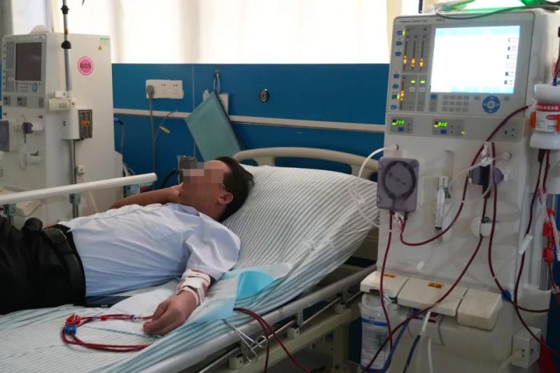 Nam công nhân 45 tuổi suy thận: Sáng đạp máy may, đêm nằm lọc máu, đồng nghiệp cũng là đồng bệnh...- Ảnh 4.