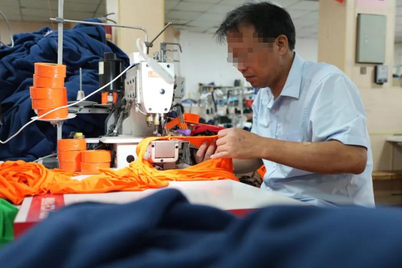 Nam công nhân 45 tuổi suy thận: Sáng đạp máy may, đêm nằm lọc máu, đồng nghiệp cũng là đồng bệnh...- Ảnh 1.