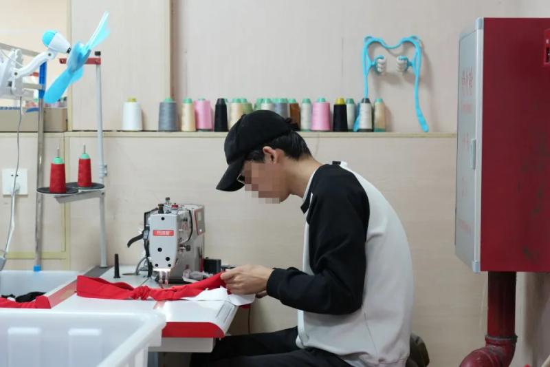 Nam công nhân 45 tuổi suy thận: Sáng đạp máy may, đêm nằm lọc máu, đồng nghiệp cũng là đồng bệnh...- Ảnh 3.
