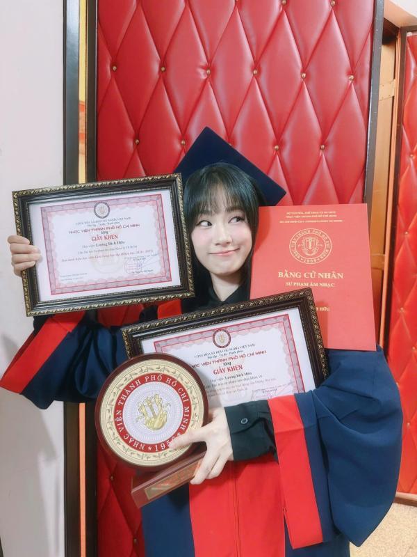 Lương Bích Hữu lộ ảnh mới tốt nghiệp đại học ở tuổi 41, CĐM thốt lên trẻ hơn cả sinh viên: Bí quyết "chống già" gói gọn trong 4 từ lần nữa dậy sóng- Ảnh 1.