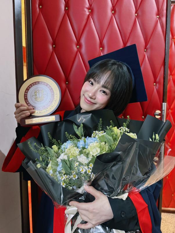 Lương Bích Hữu lộ ảnh mới tốt nghiệp đại học ở tuổi 41, CĐM thốt lên trẻ hơn cả sinh viên: Bí quyết "chống già" gói gọn trong 4 từ lần nữa dậy sóng- Ảnh 3.