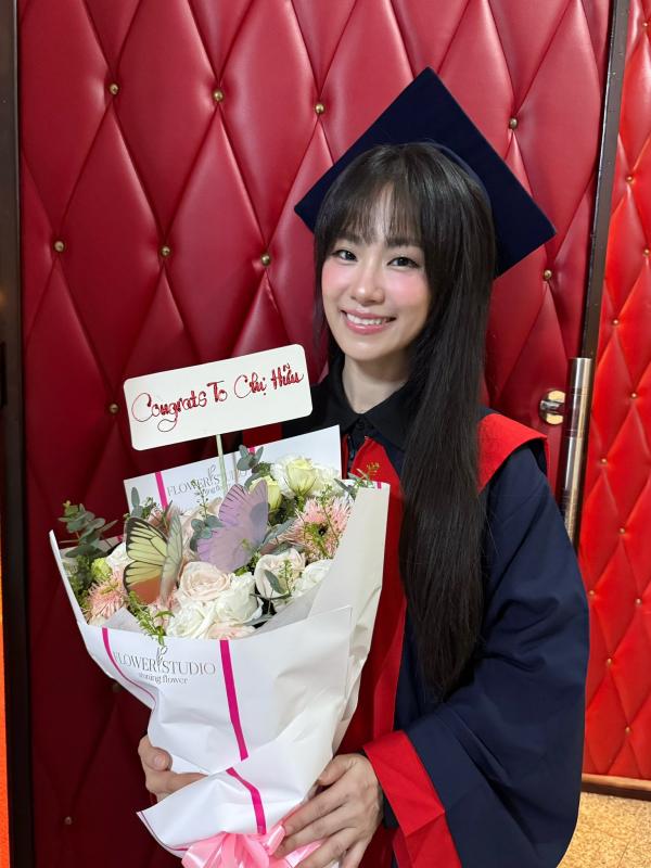 Lương Bích Hữu lộ ảnh mới tốt nghiệp đại học ở tuổi 41, CĐM thốt lên trẻ hơn cả sinh viên: Bí quyết "chống già" gói gọn trong 4 từ lần nữa dậy sóng- Ảnh 4.