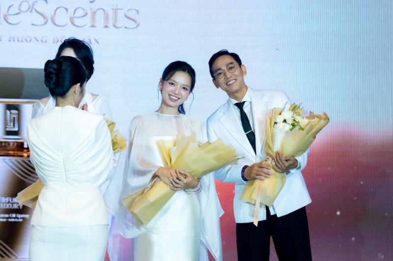 Bắt gặp cặp sao Vbiz cách nhau 16 tuổi công khai tình tứ, nhà gái đẹp ác liệt ai ngắm cũng phải mê- Ảnh 1.