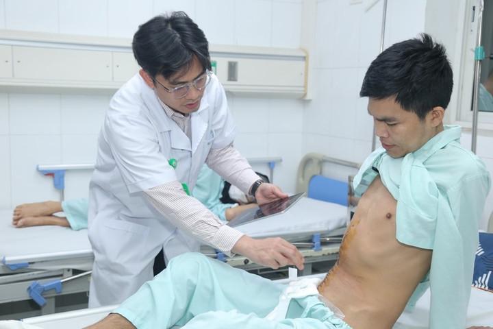Bỏ viện uống thuốc nam, khối u bụng phình to suýt vỡ- Ảnh 1.