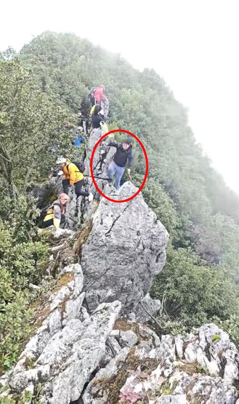 Kinh hãi khoảnh khắc người leo núi ngã khỏi vách đá 40m vì mải… chụp selfie, cái kết khiến ai cũng há hốc mồm!- Ảnh 3.
