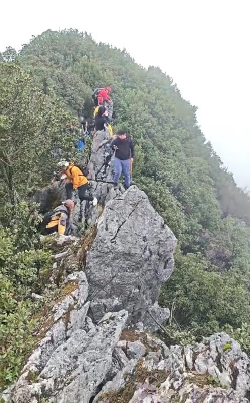 Kinh hãi khoảnh khắc người leo núi ngã khỏi vách đá 40m vì mải… chụp selfie, cái kết khiến ai cũng há hốc mồm!- Ảnh 2.