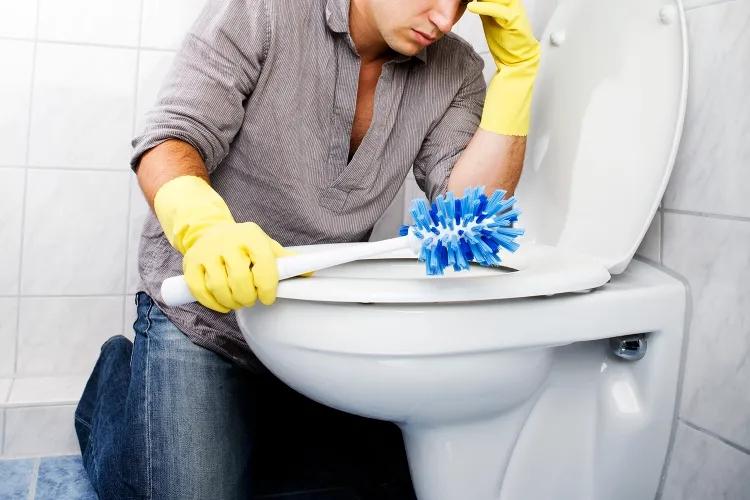 Người đàn ông suýt mất mạng chỉ vì 1 sai lầm khi dọn dẹp nhà vệ sinh- Ảnh 1.