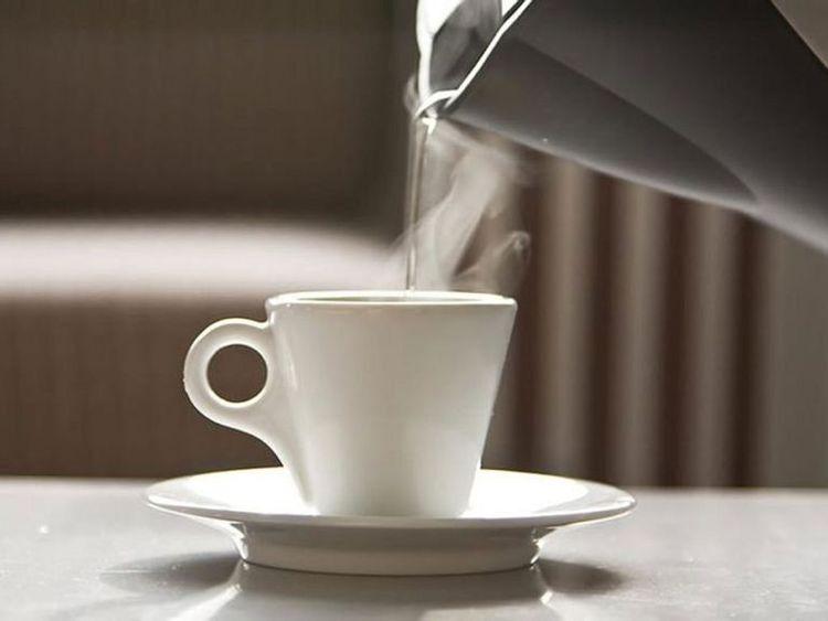 Cặp vợ chồng sống lành mạnh nhưng cùng nhận tin mắc ung thư, bác sĩ thở dài: “Sao uống loại nước này nhiều vậy?”- Ảnh 1.