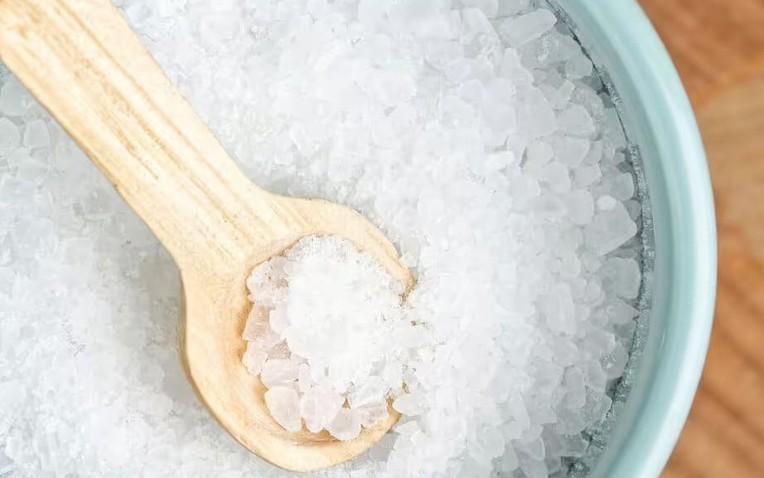 Vì sao nên để một đĩa muối cạnh cửa sổ mùa đông?- Ảnh 1.