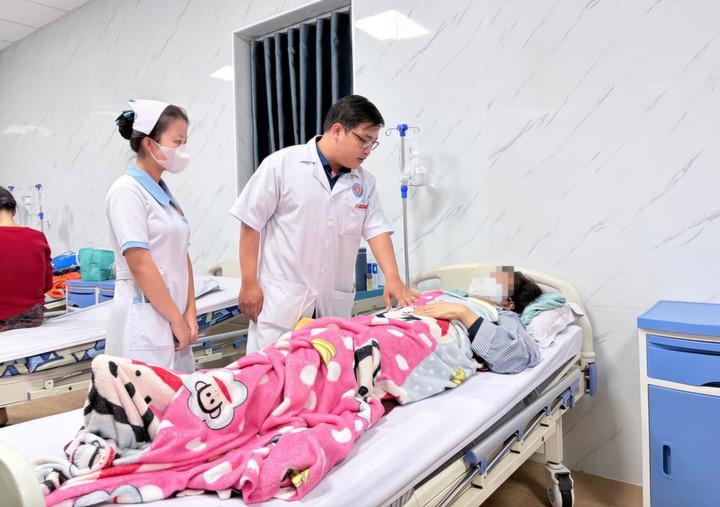 Loạt sai phạm ở quán bánh mỳ liên quan vụ nghi ngộ độc tập thể ở Quảng Ngãi- Ảnh 1.