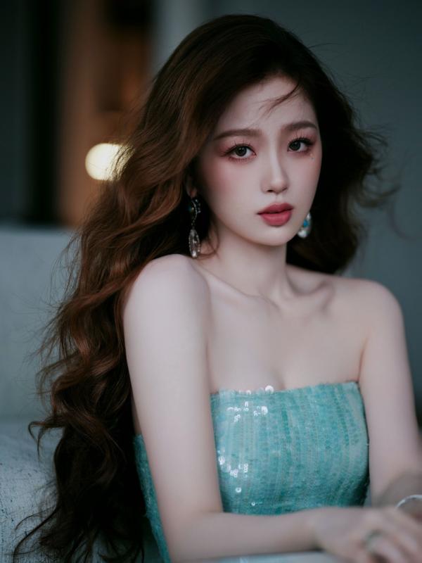 Mỹ nhân bị ghét nhất 2025 bỗng dưng lội ngược dòng ngoạn mục, càng "làm lố" càng hot- Ảnh 3.