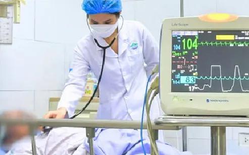 7 phút ép tim cứu sống người bệnh ngừng tuần hoàn- Ảnh 1.