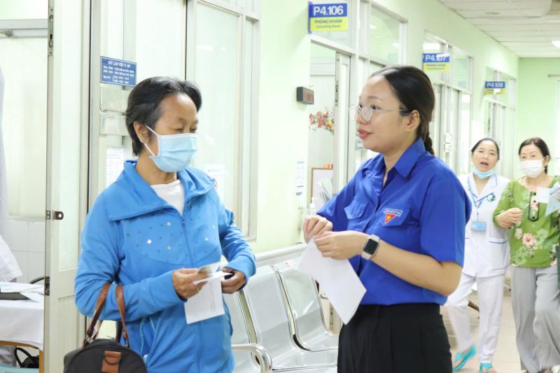 TPHCM: Người cao tuổi được cấp BHYT miễn phí cần làm gì khi thẻ hết hạn?- Ảnh 1.