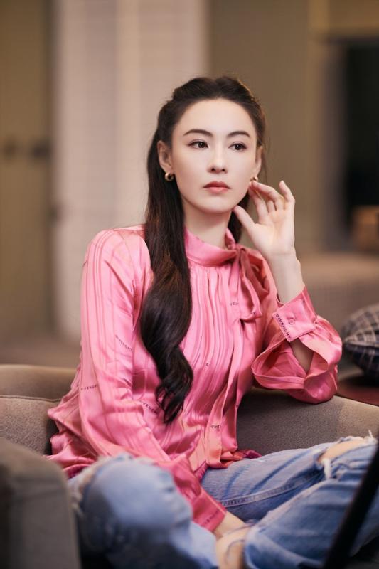 Trương Bá Chi 45 tuổi: Mặc áo thun là không hề giống mẹ 3 con: Bí quyết nằm ở 1 loại hạt giúp da căng bóng, tóc chắc khỏe- Ảnh 1.