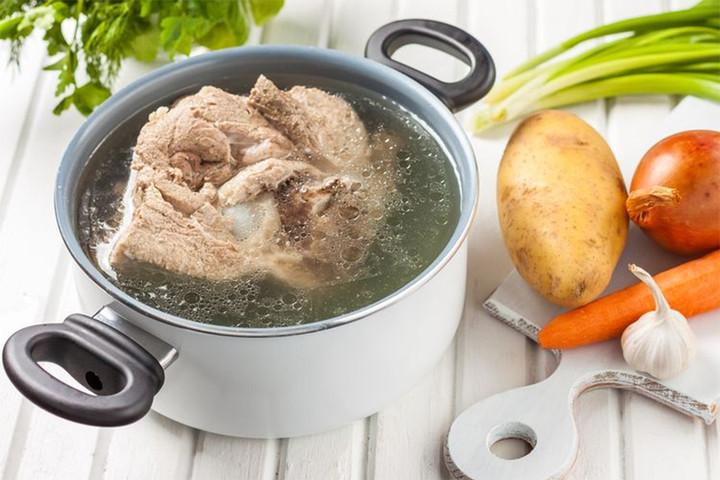 Có nên dùng nước luộc thịt để nấu canh?- Ảnh 1.