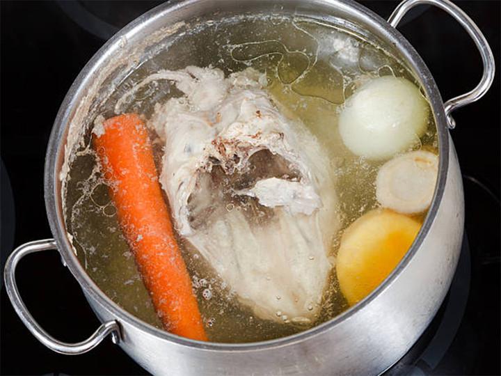 Có nên dùng nước luộc thịt để nấu canh?- Ảnh 2.