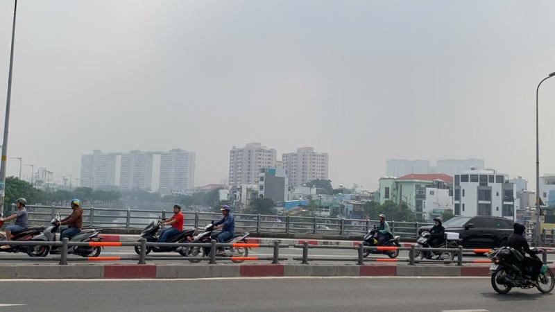 'Hiểm họa' từ bầu trời mù sương bủa vây TPHCM- Ảnh 1.