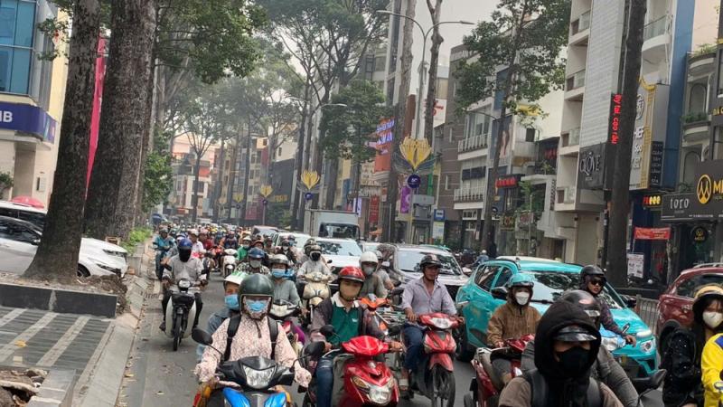 'Hiểm họa' từ bầu trời mù sương bủa vây TPHCM- Ảnh 3.