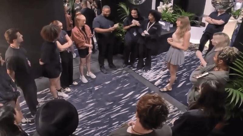 Chuyện gì đã xảy ra khiến ekip của Taylor Swift ôm mặt khóc, suýt nữa ngất xỉu?- Ảnh 2.