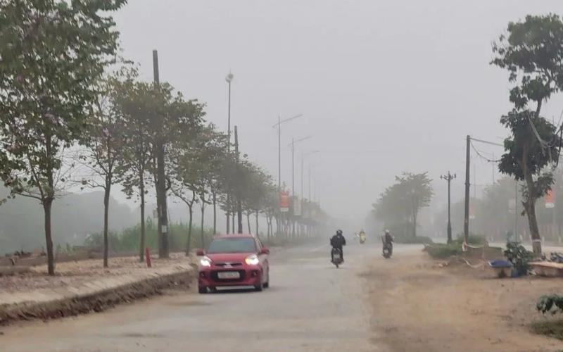 Nhiều tuyến đường ở thành phố Hưng Yên vẫn dày đặc sương mù, chất lượng không khí kém. Ảnh tư liệu