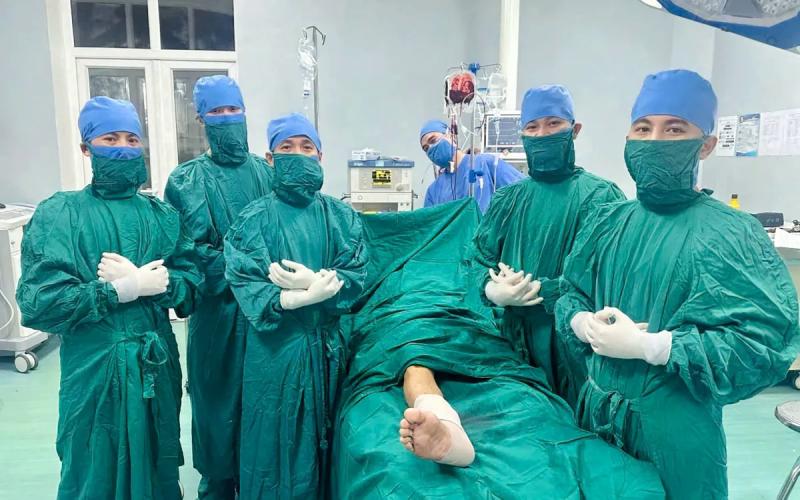 Nối thành công 2 ca đứt lìa cổ chân sau tai nạn lao động- Ảnh 1.