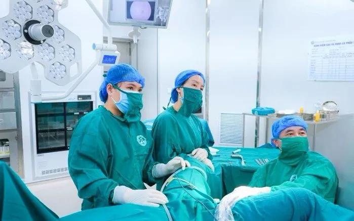 Phẫu thuật tách dính buồng tử cung giúp bệnh nhân vô sinh thứ phát mang thai trở lại- Ảnh 1.
