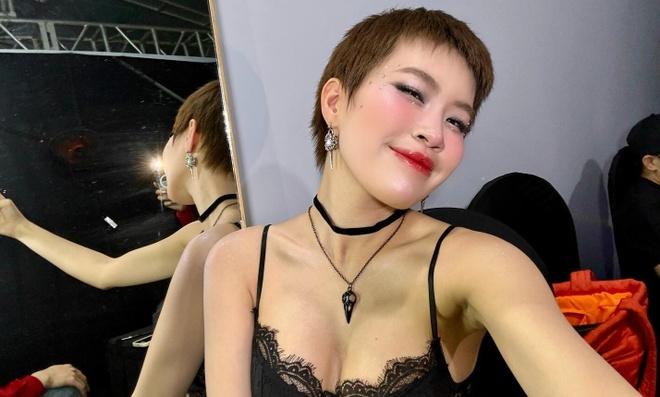 Trấn Thành tung poster phim Tết giấu mặt nữ chính, netizen soi nốt ruồi trên ngực rồi đồng loạt gọi tên 1 người- Ảnh 2.