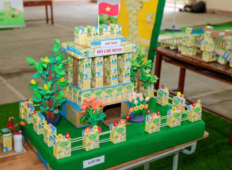 Khi vỏ hộp sữa đậu nành hóa thành ước mơ xanh trong tay trẻ nhỏ- Ảnh 1.