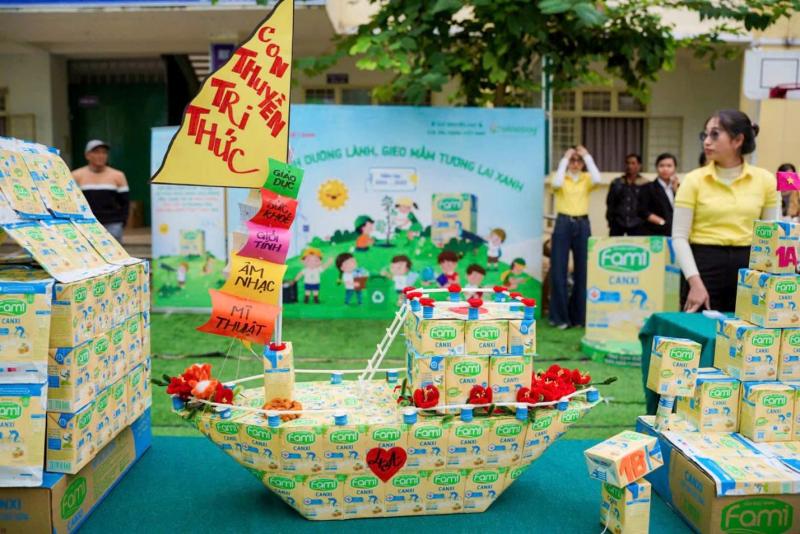 Khi vỏ hộp sữa đậu nành hóa thành ước mơ xanh trong tay trẻ nhỏ- Ảnh 2.