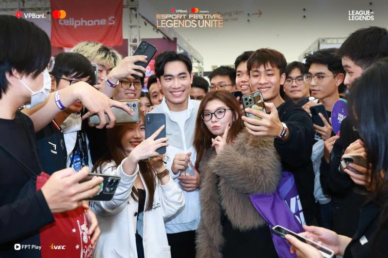 Điểm mặt dàn trai xinh gái đẹp gây sốt tại sự kiện VPBank presents eSport Festival: Legends Unite- Ảnh 1.