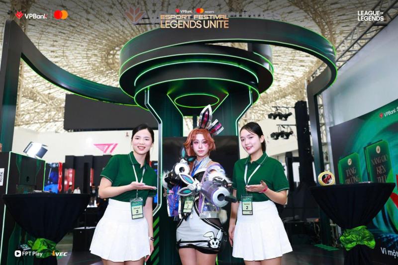 Điểm mặt dàn trai xinh gái đẹp gây sốt tại sự kiện VPBank presents eSport Festival: Legends Unite- Ảnh 2.