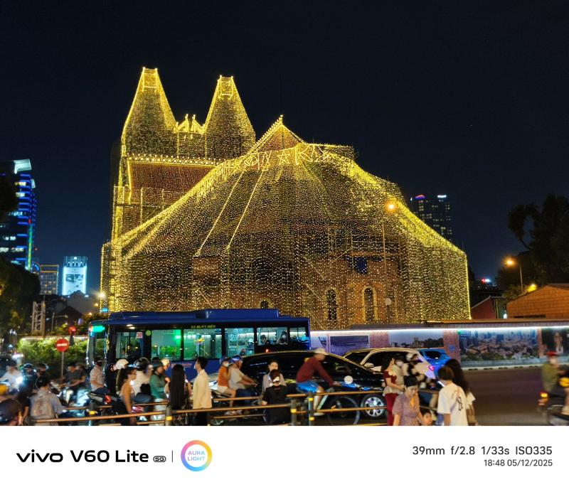 vivo V60 Lite: Ghi trọn không khí Giáng sinh qua từng khung hình- Ảnh 1.