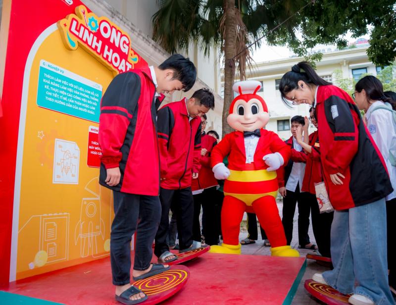 Vui Mở Tương Lai do Jollibee Việt Nam tổ chức tiếp cận hơn 493.737 học sinh THPT- Ảnh 2.
