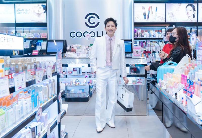 Ca sĩ Anh Tú xuất hiện cực cháy tại sự kiện COCOLUX x Club Clio, fan chen kín trung tâm thương mại- Ảnh 1.