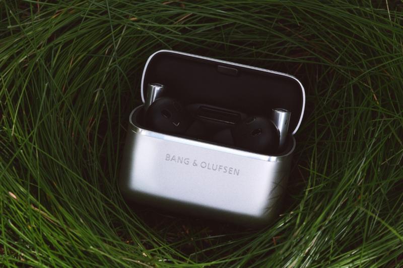 “Tri âm” xa xỉ mùa cuối năm từ Bang & Olufsen: earbuds thời trang với âm thanh không gian và cảm biến chạm tiên tiến- Ảnh 3.