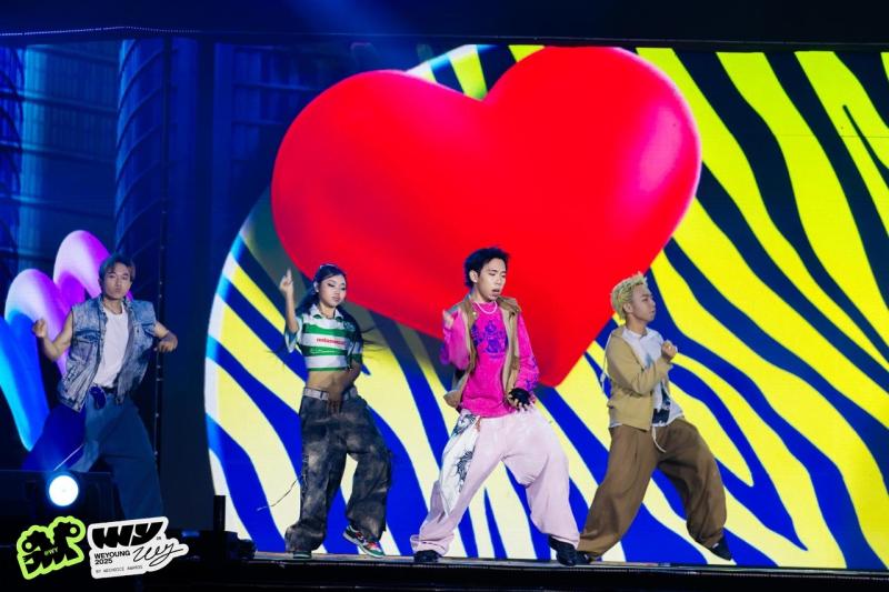 Bùng nổ sân khấu WeYoung 2025 với loạt trend hot nhất TikTok: Jaysonlei ghi điểm, nhạc cứ lên là “quẩy”- Ảnh 1.